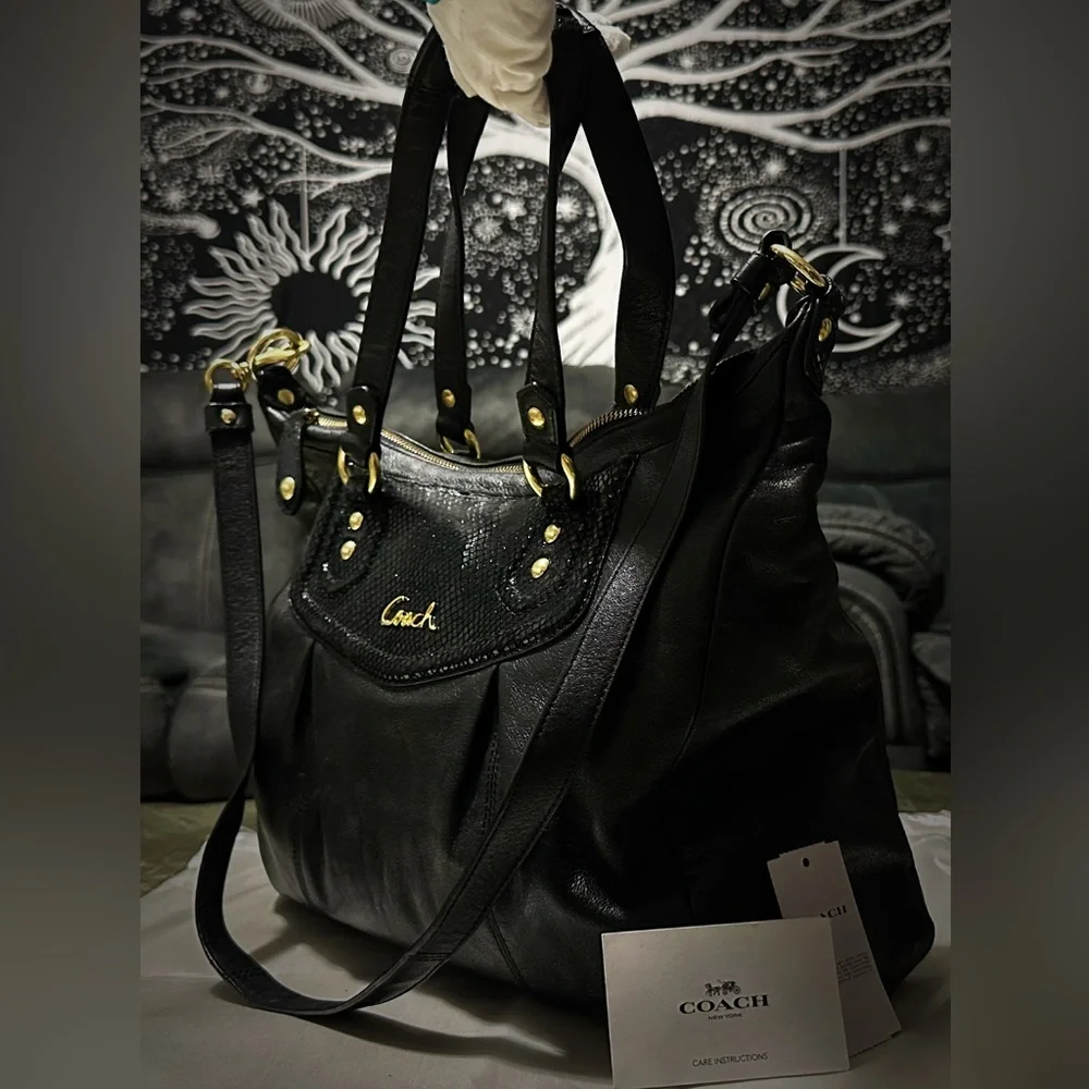 Vintage Style Y2K Coach Black Leather Shoulder Bag with Gold Accents make offer - Picture 4 of 17